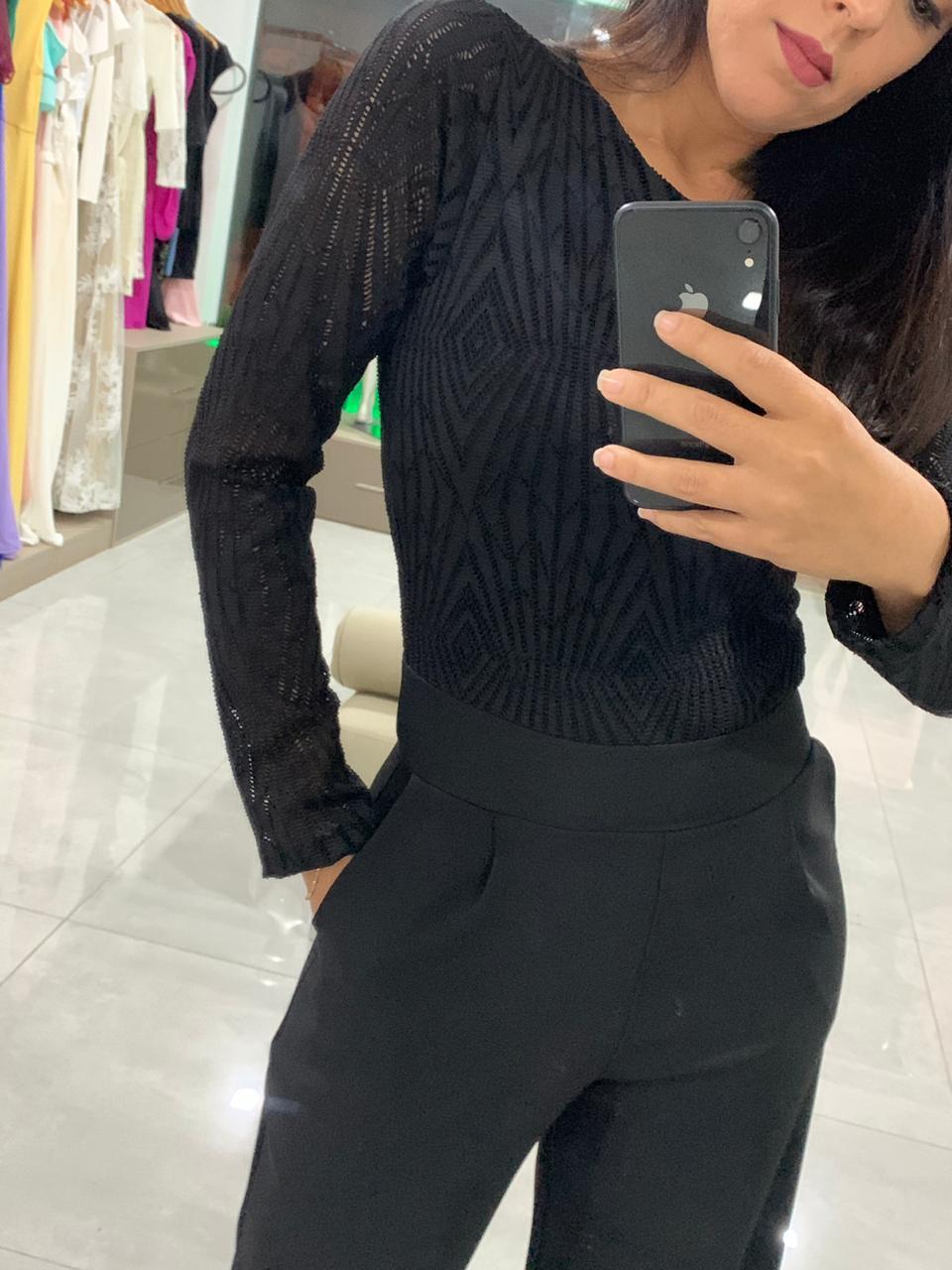 Macacão Preto com Blusa Rendada