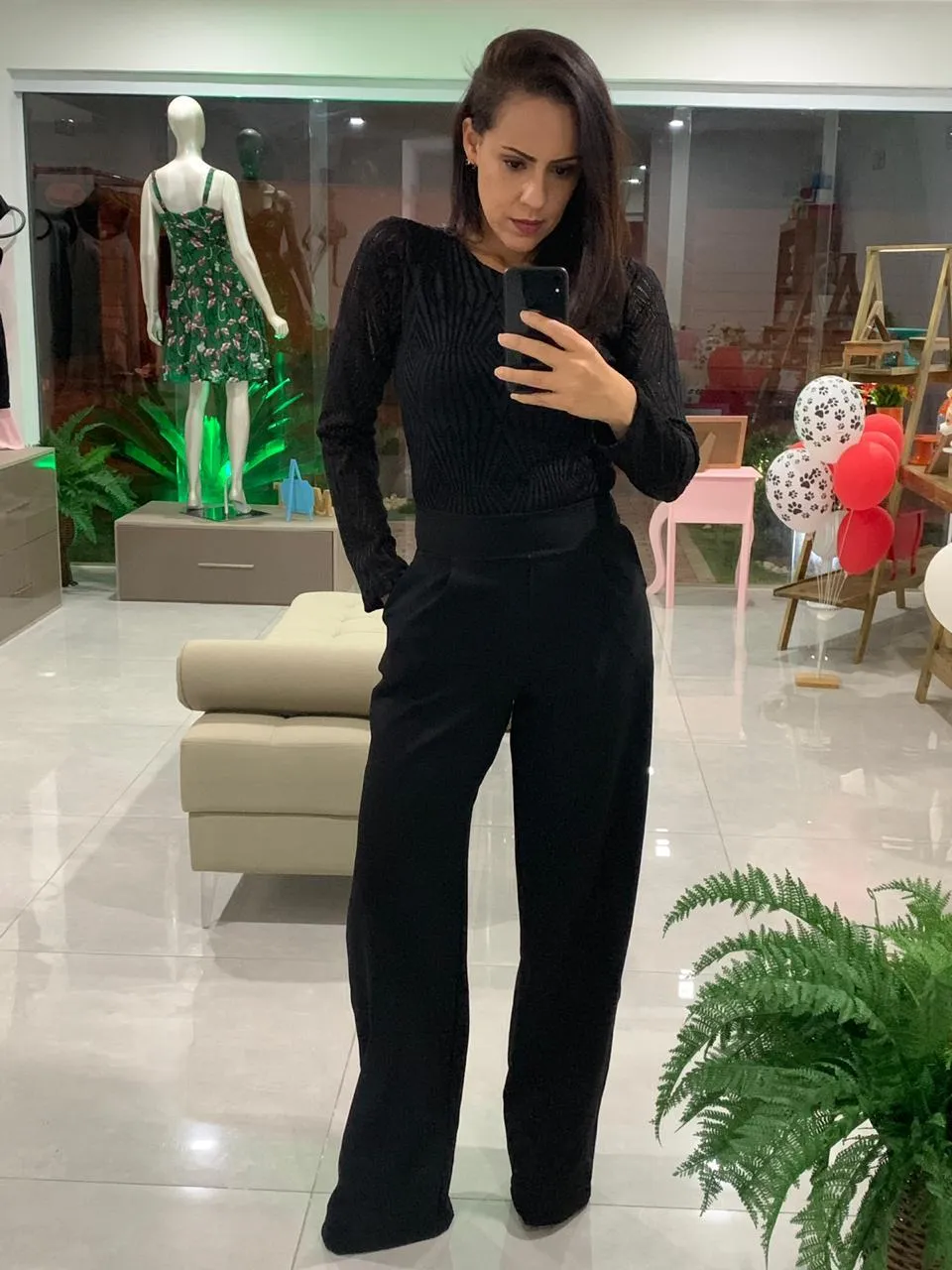 Macacão Preto com Blusa Rendada