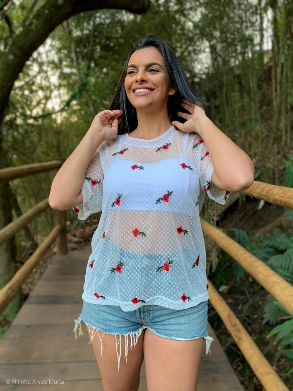 Blusa de tule com poá  e florzinha 