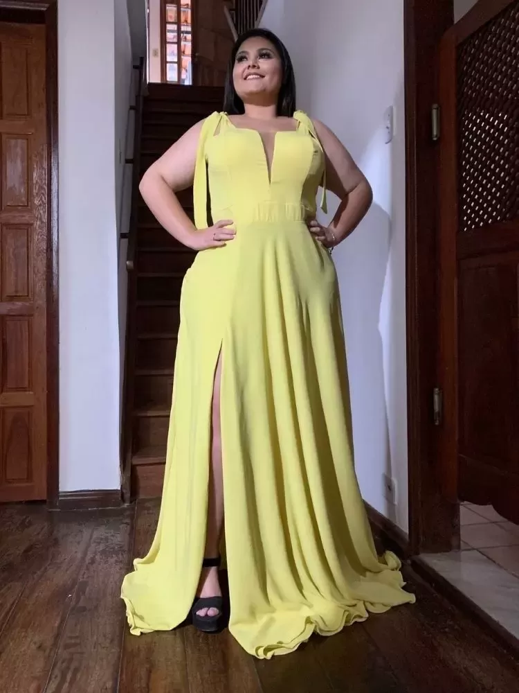 Vestido Madrinha de Casamento Amarelo com decote Ana Julia 