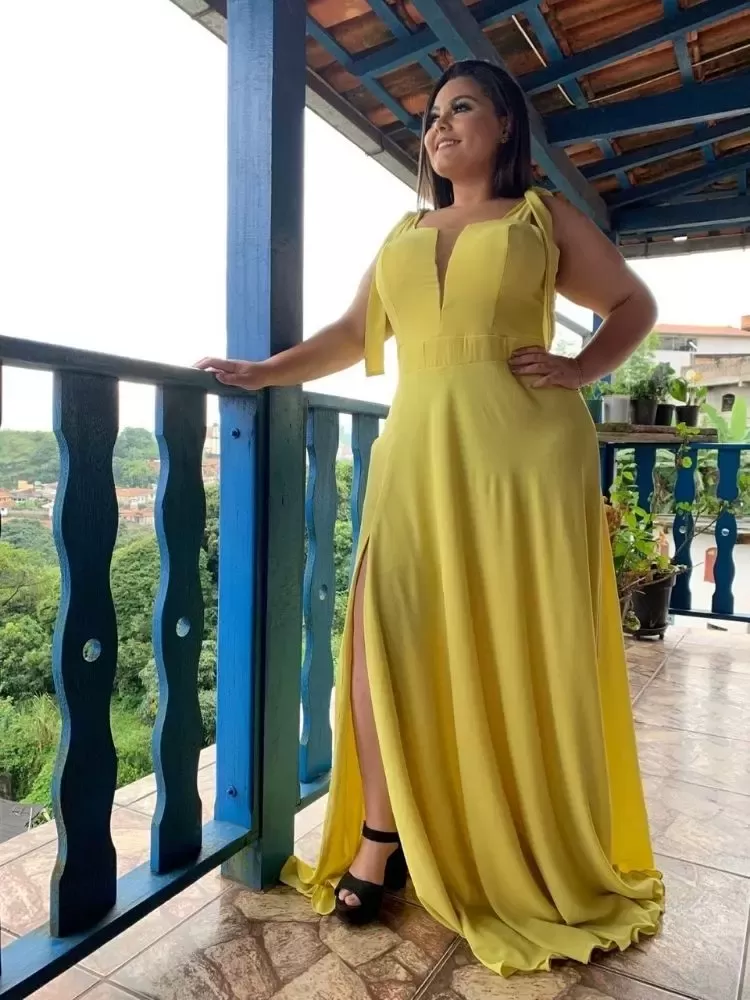 Vestido Madrinha de Casamento Amarelo com decote Ana Julia 