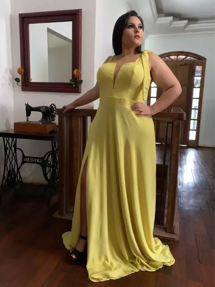 Vestido Madrinha de Casamento Amarelo com decote Ana Julia 