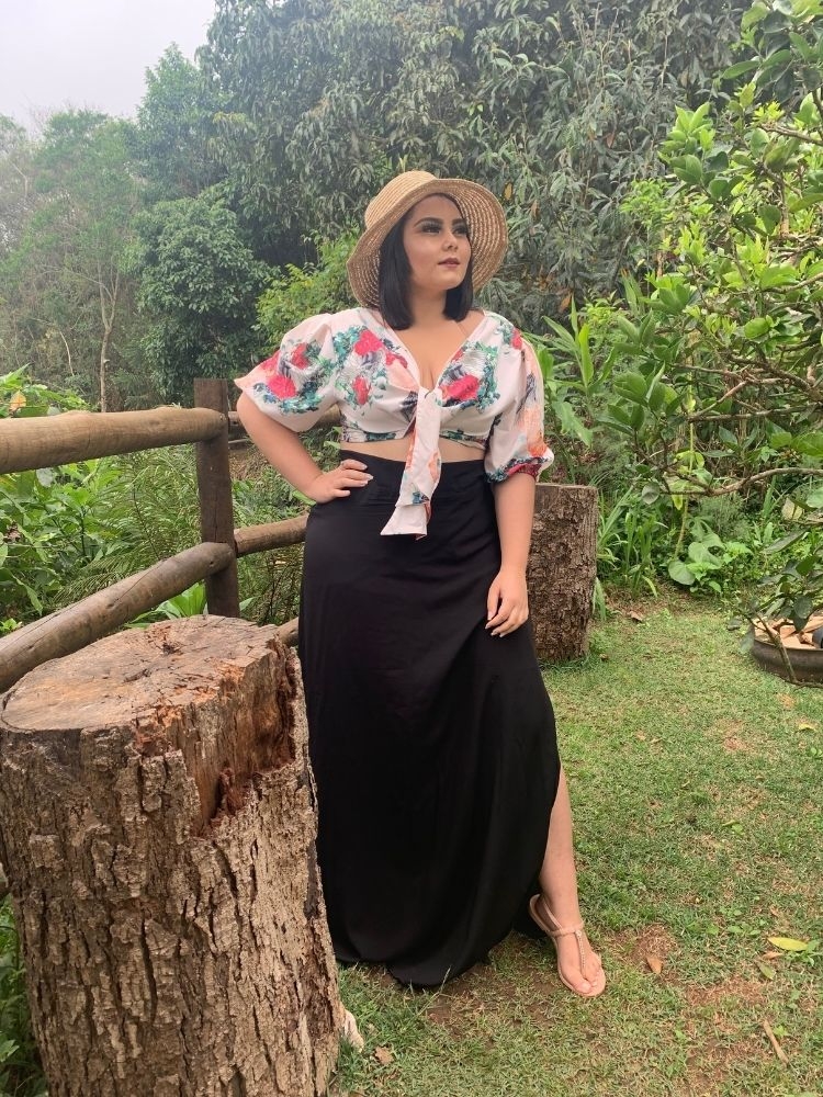 Conjunto Cropped Amarração Manga Bufante Dos Anjos e Saia Longa Preta