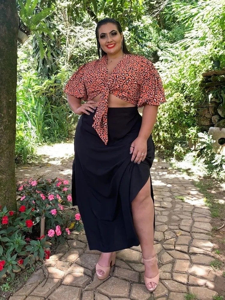 Conjunto Cropped Amarração Manga Bufante Animal Print e Saia Longa Preta