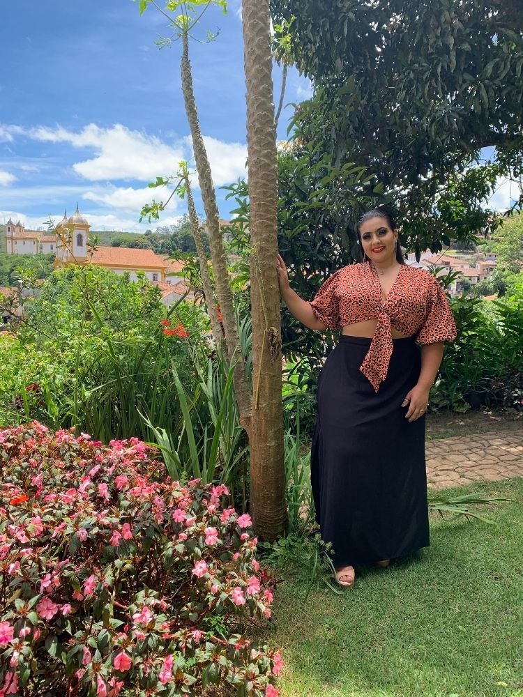 Conjunto Cropped Amarração Manga Bufante Animal Print e Saia Longa Preta