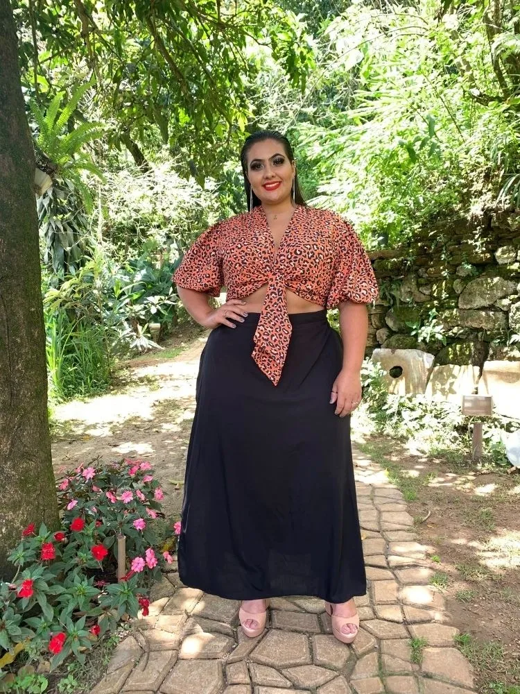 Conjunto Cropped Amarração Manga Bufante Animal Print e Saia Longa Preta