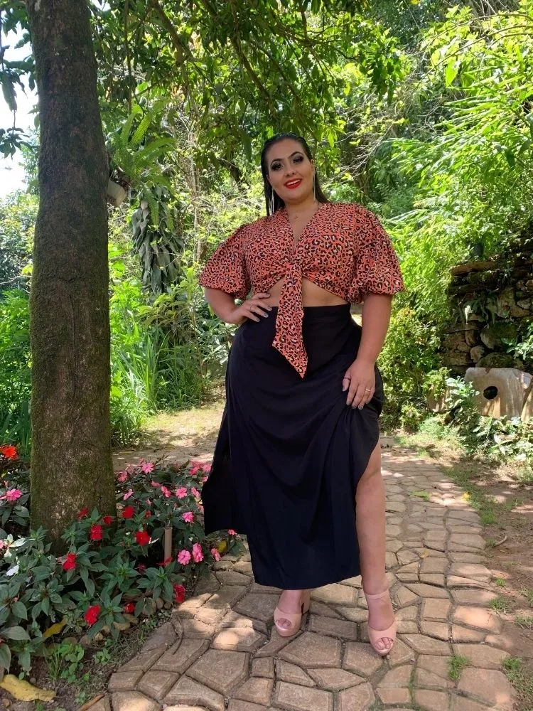 Conjunto Cropped Amarração Manga Bufante Animal Print e Saia Longa Preta
