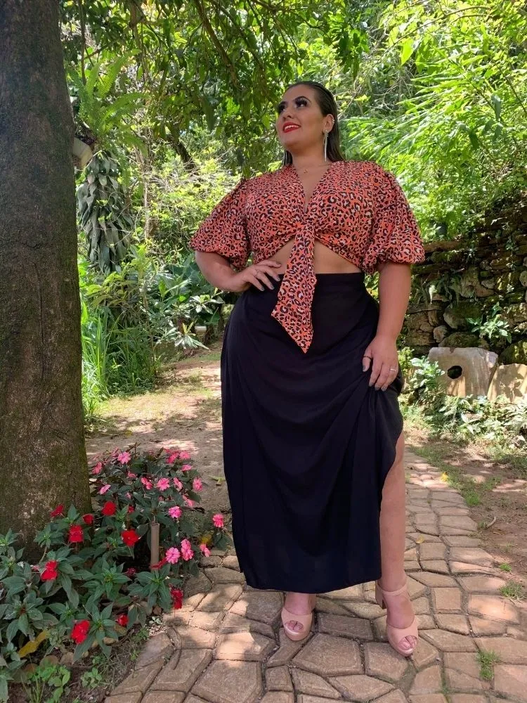 Conjunto Cropped Amarração Manga Bufante Animal Print e Saia Longa Preta