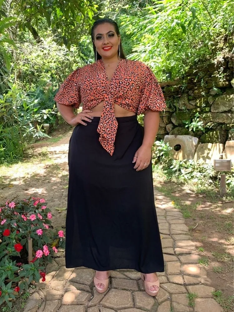 Conjunto Cropped Amarração Manga Bufante Animal Print e Saia Longa Preta