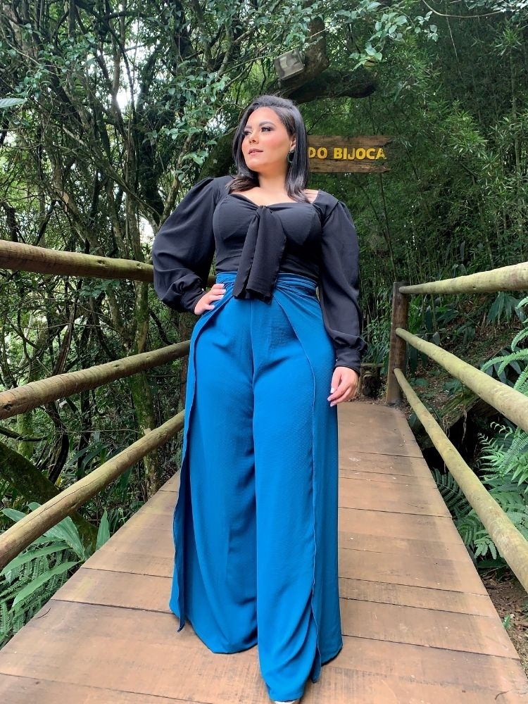Conjunto Cropped Manga Bufante Preto e Calça Envelope Azul Turquesa
