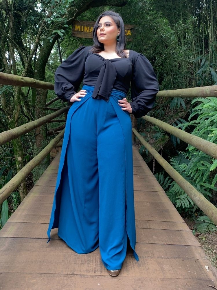 Conjunto Cropped Manga Bufante Preto e Calça Envelope Azul Turquesa