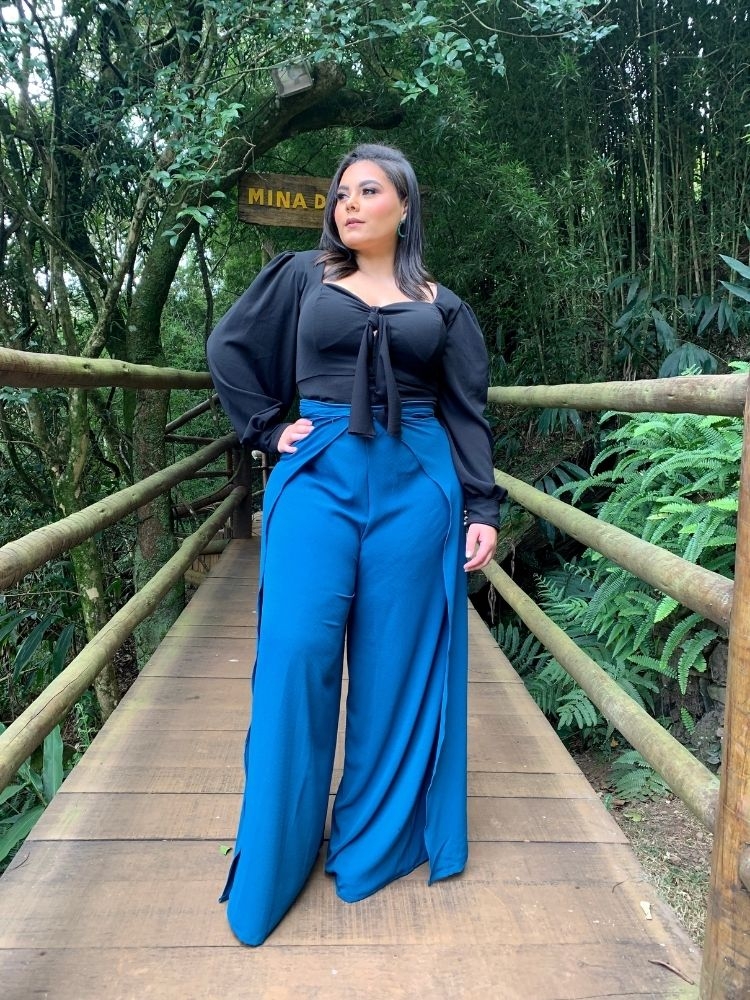 Conjunto Cropped Manga Bufante Preto e Calça Envelope Azul Turquesa
