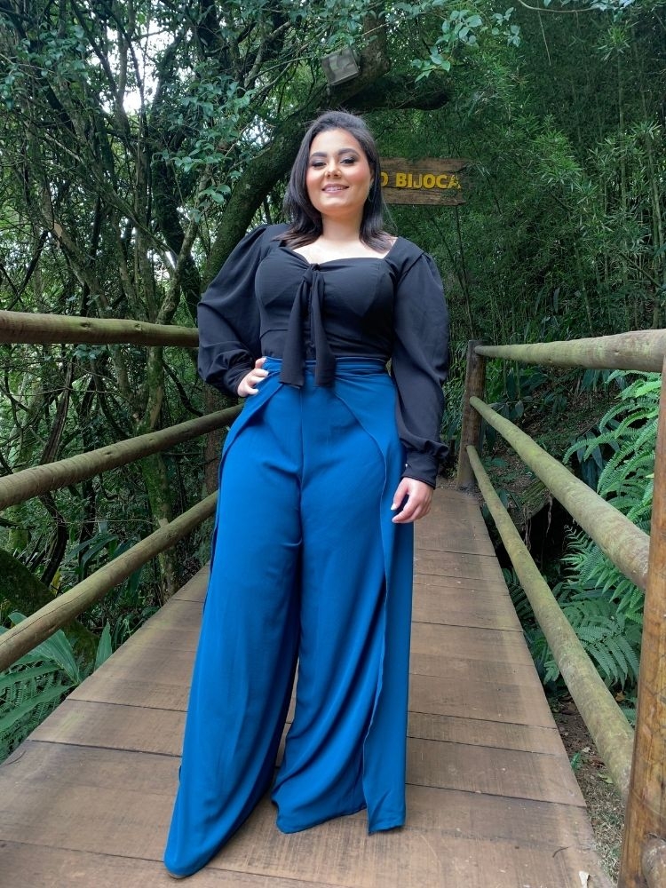 Conjunto Cropped Manga Bufante Preto e Calça Envelope Azul Turquesa
