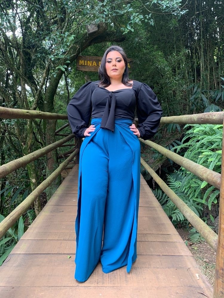 Conjunto Cropped Manga Bufante Preto e Calça Envelope Azul Turquesa